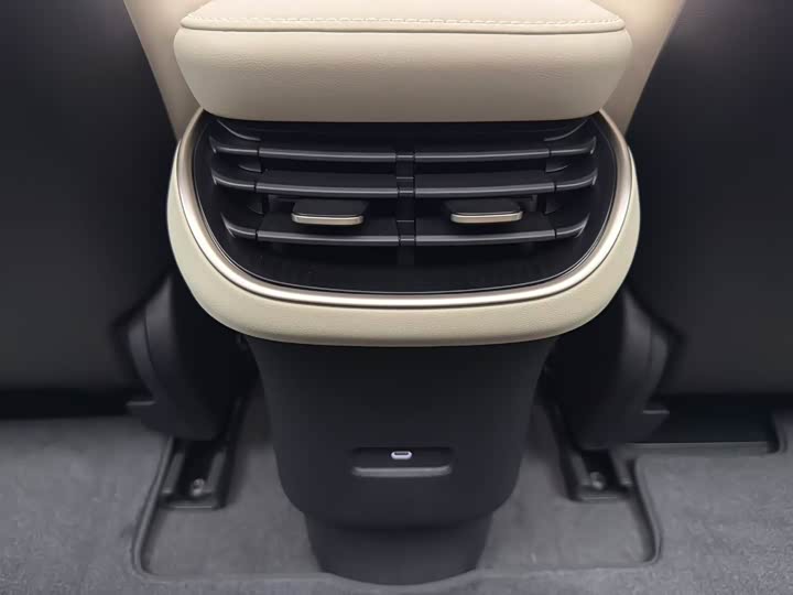 Фото 10 - Nio ET5T