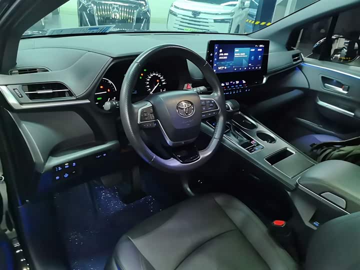 Фото 10 - Toyota Sienna