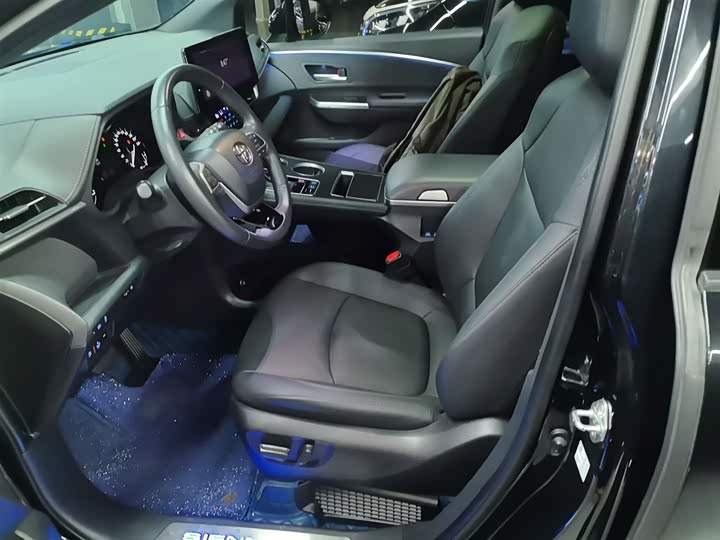 Фото 15 - Toyota Sienna