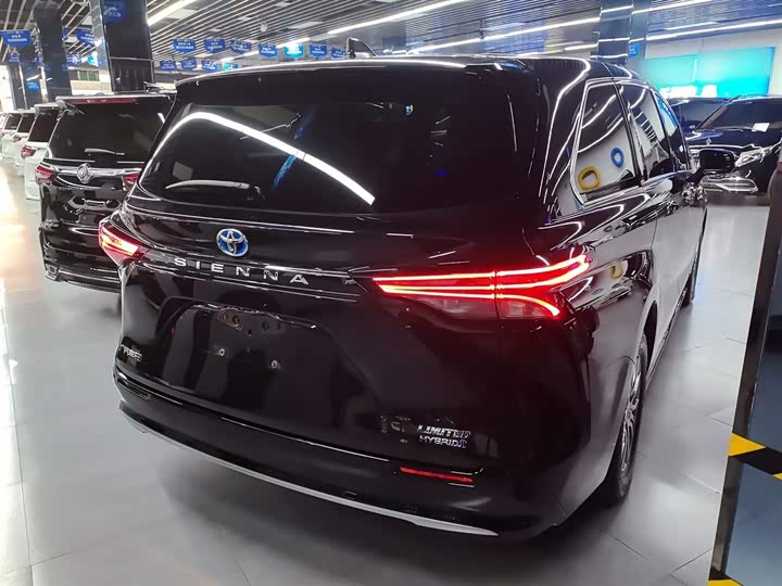 Фото 7 - Toyota Sienna