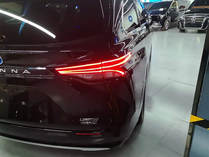 Фото 8 - Toyota Sienna