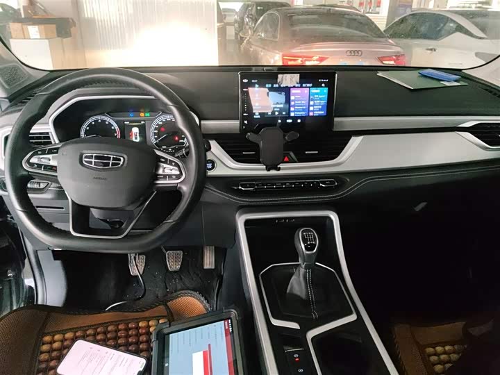 Фото 10 - Geely Vision X6