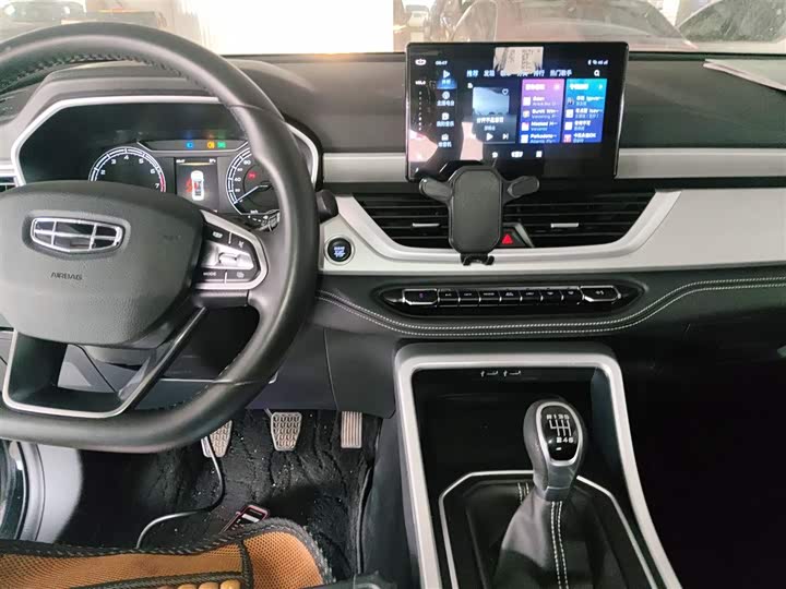 Фото 13 - Geely Vision X6