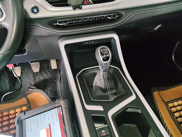 Фото 14 - Geely Vision X6