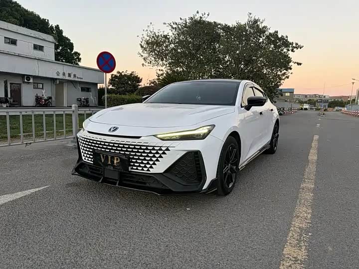 Фото 1 - Changan UNI-V