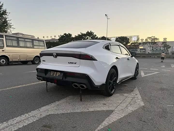 Фото 14 - Changan UNI-V