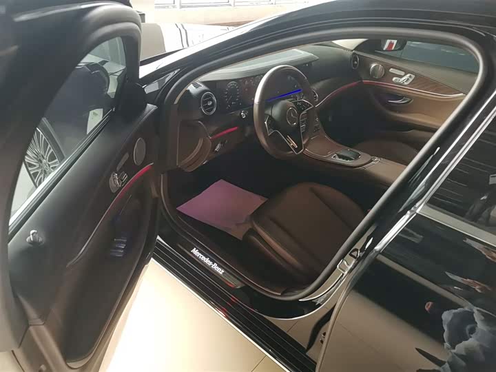 Фото 16 - Mercedes-Benz E-Class