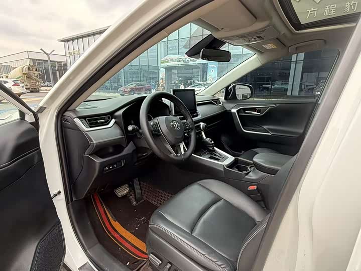 Фото 4 - Toyota RAV4