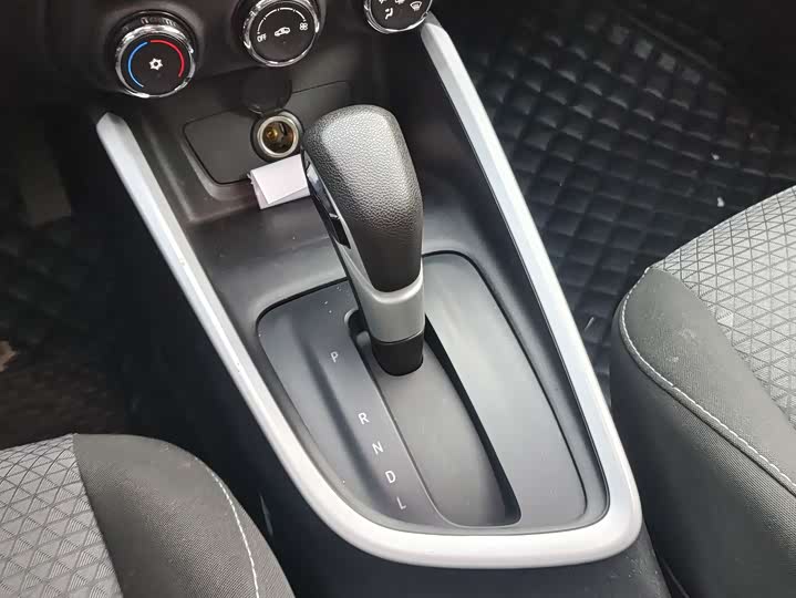 Фото 8 - Chevrolet Onix (Cavalier)