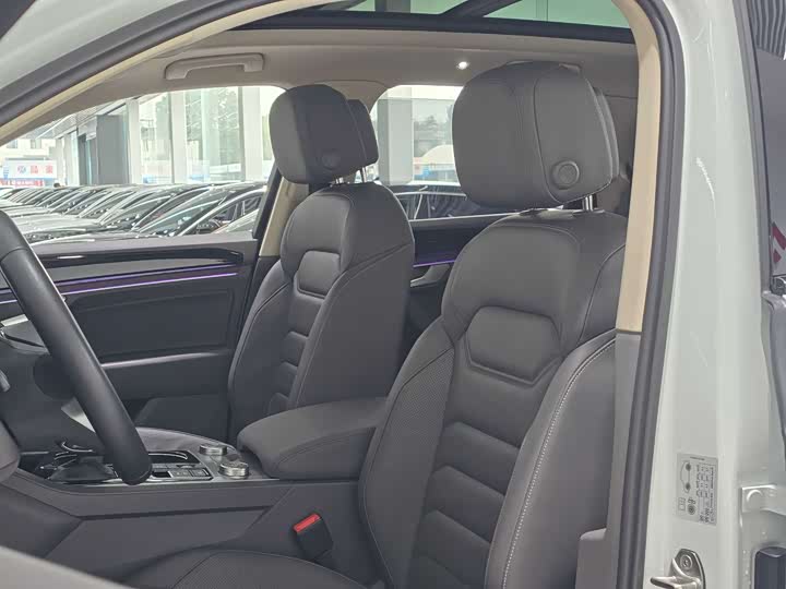 Фото 9 - Volkswagen Touareg