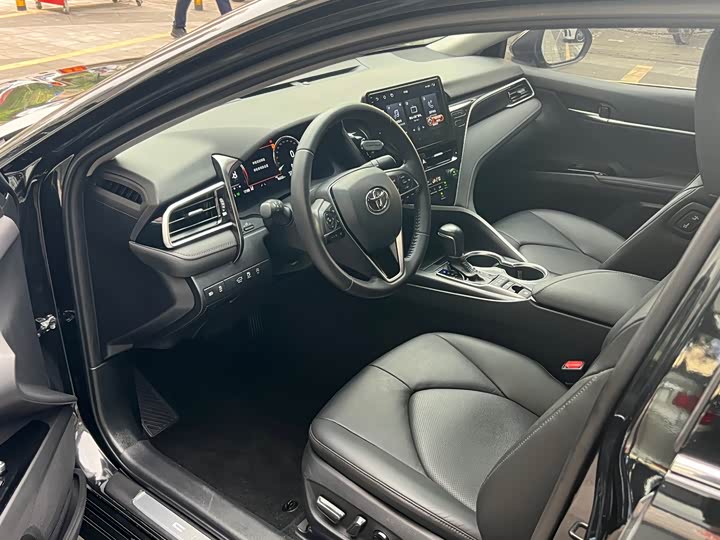 Фото 11 - Toyota Camry