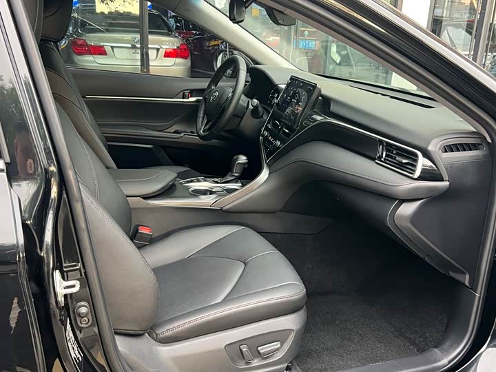 Фото 12 - Toyota Camry