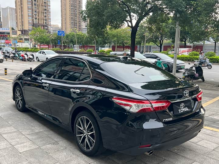 Фото 2 - Toyota Camry