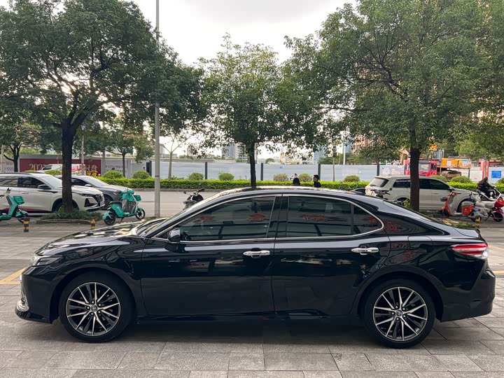 Фото 4 - Toyota Camry