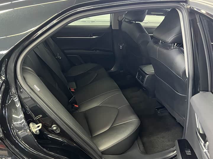 Фото 9 - Toyota Camry