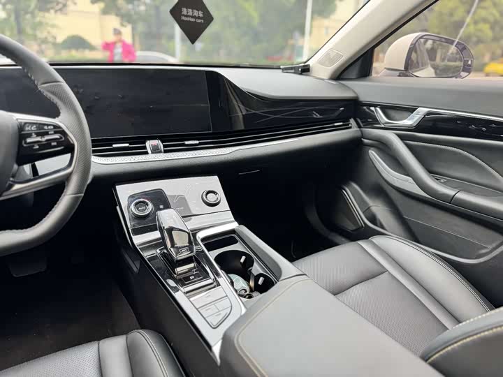 Фото 11 - Bestune B70