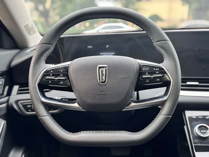 Фото 14 - Bestune B70