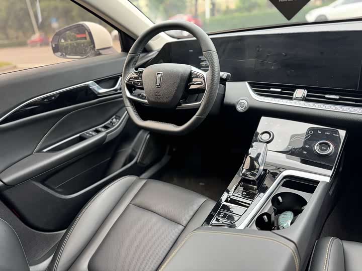 Фото 16 - Bestune B70