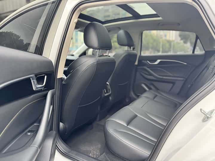 Фото 17 - Bestune B70