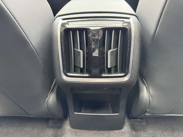 Фото 19 - Bestune B70