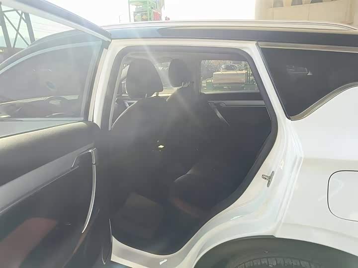 Фото 6 - Geely Coolray