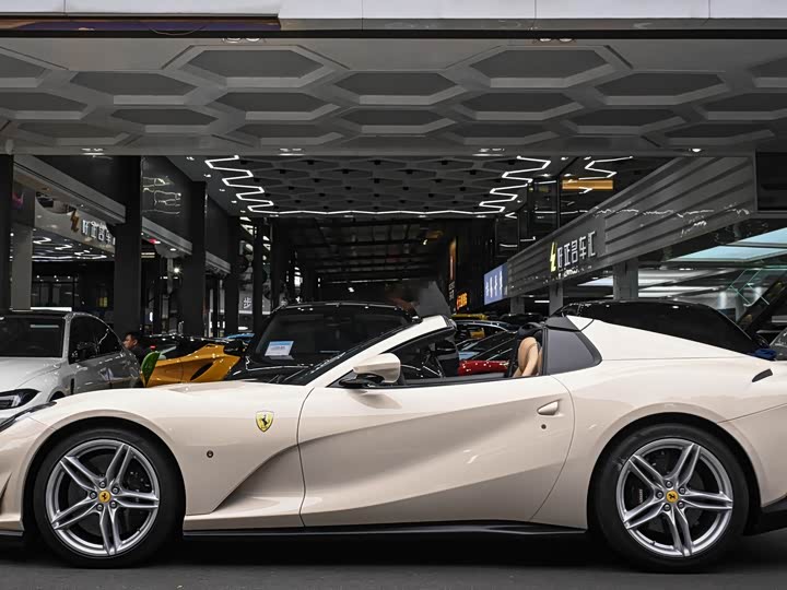 Фото 21 - Ferrari 812