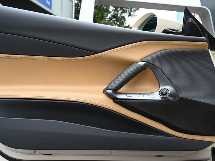 Фото 25 - Ferrari 812