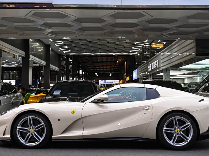 Фото 3 - Ferrari 812