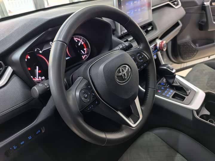 Фото 11 - Toyota RAV4