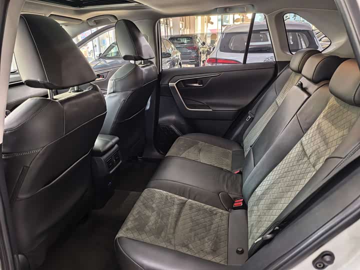 Фото 18 - Toyota RAV4