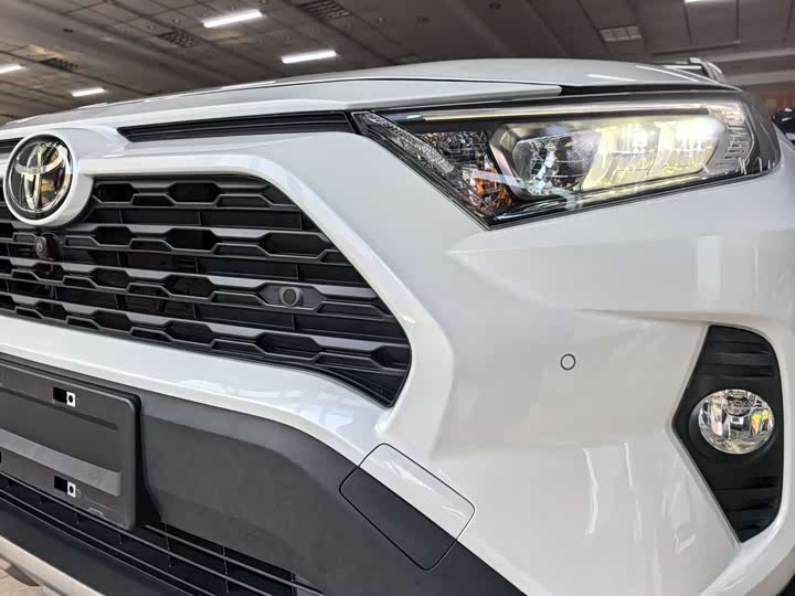 Фото 19 - Toyota RAV4