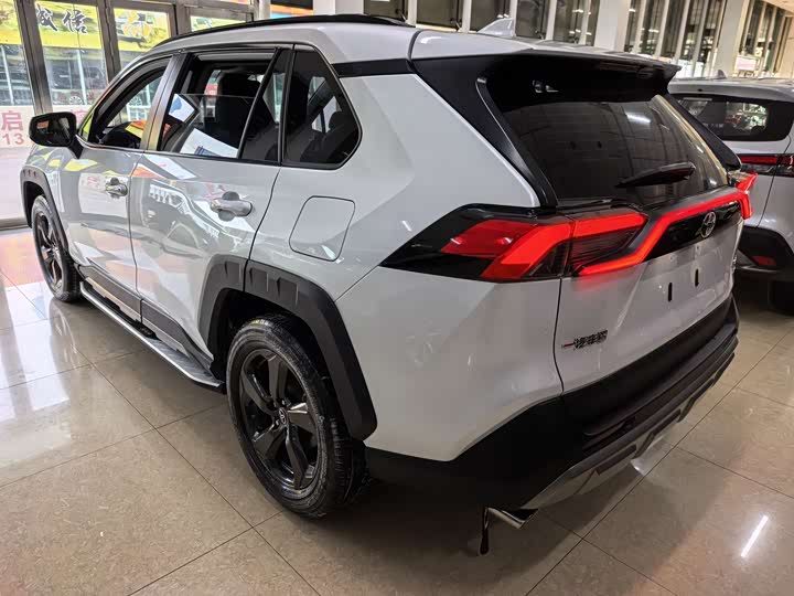 Фото 4 - Toyota RAV4