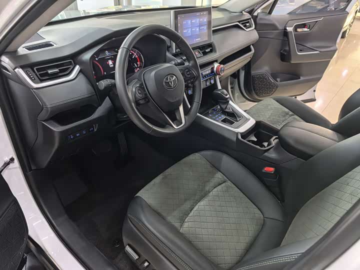 Фото 6 - Toyota RAV4