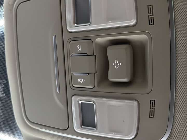 Фото 10 - Geely Atlas