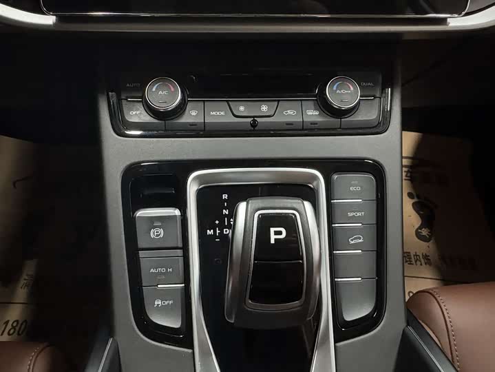 Фото 14 - Geely Atlas