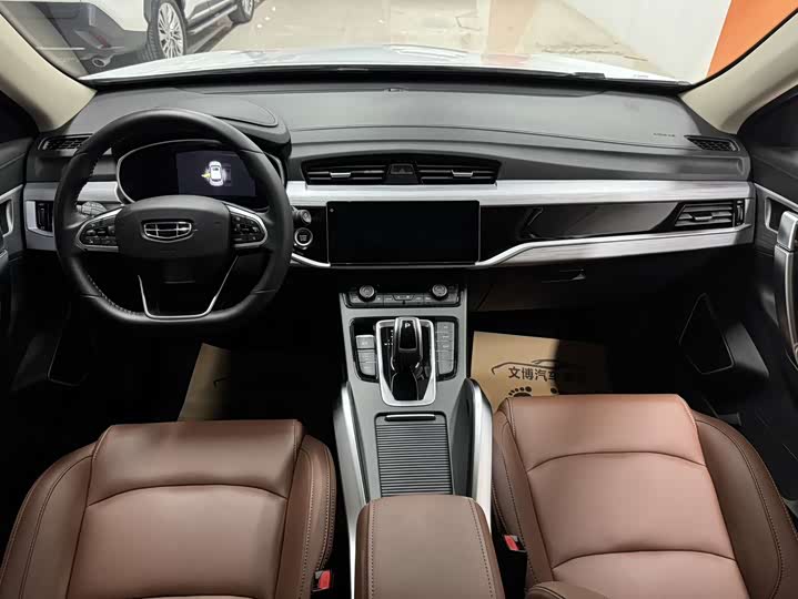 Фото 16 - Geely Atlas