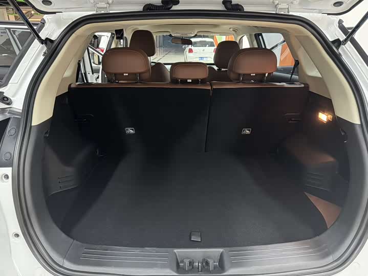 Фото 17 - Geely Atlas