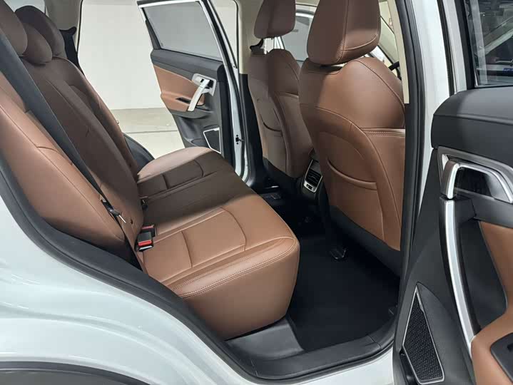 Фото 18 - Geely Atlas