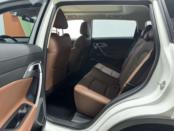 Фото 9 - Geely Atlas