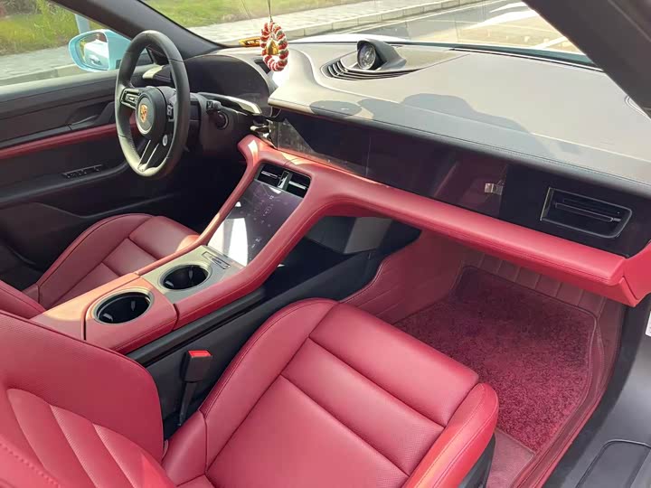 Фото 16 - Porsche Taycan