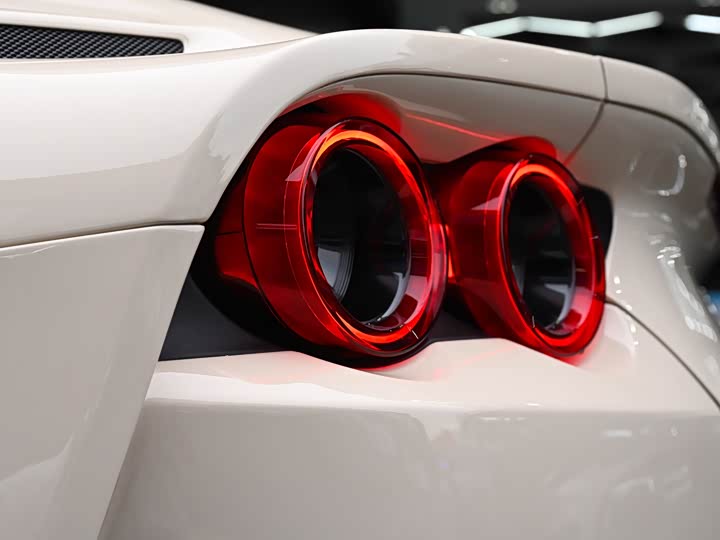 Фото 24 - Ferrari 812