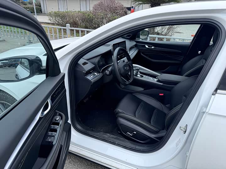 Фото 4 - Geely Preface