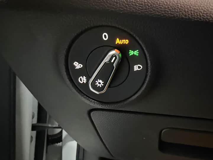 Фото 11 - Volkswagen Sagitar L