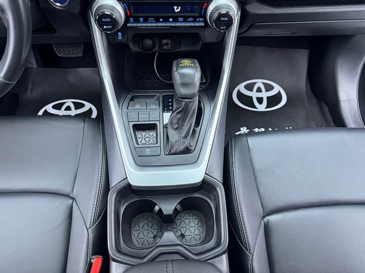 Фото 9 - Toyota Wildlander