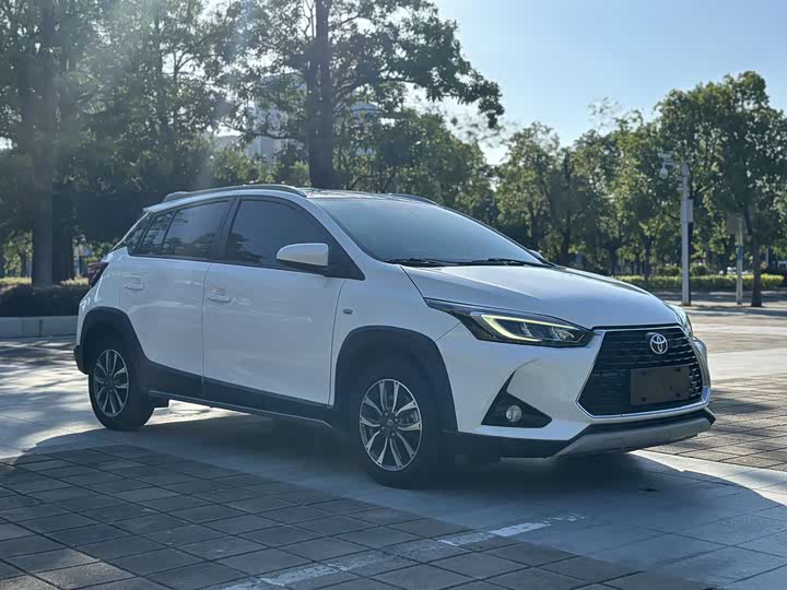 Фото 3 - Toyota Yaris L Hatchback