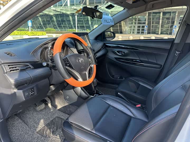 Фото 4 - Toyota Yaris L Hatchback