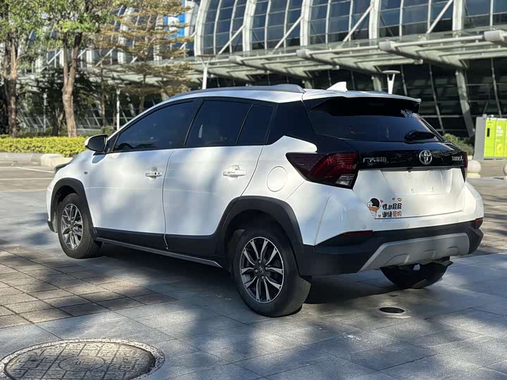 Фото 7 - Toyota Yaris L Hatchback