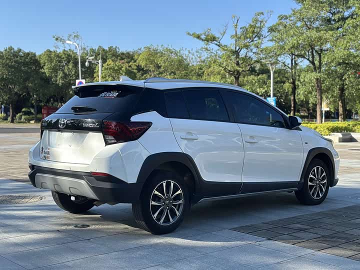 Фото 9 - Toyota Yaris L Hatchback