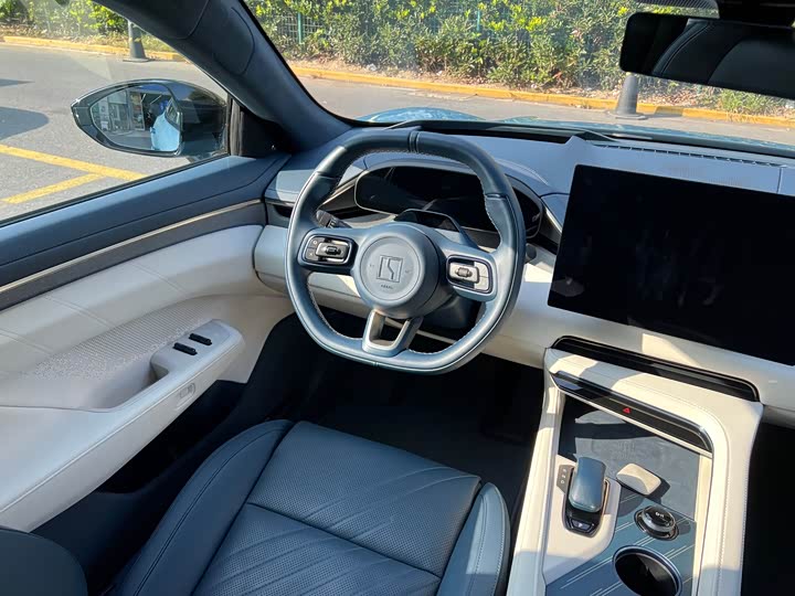 Фото 10 - Zeekr 001