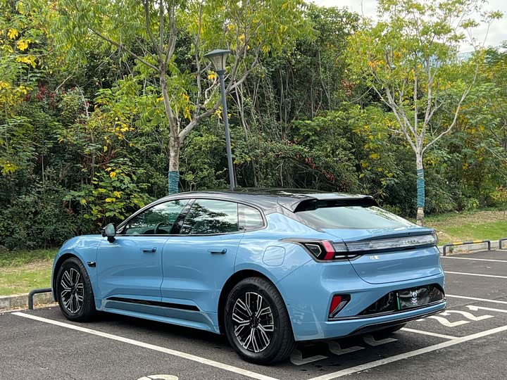 Фото 12 - Zeekr 001